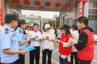 六台记者：巴萨明夏希望签巨星球员，出售莱万&让罗克出任中锋