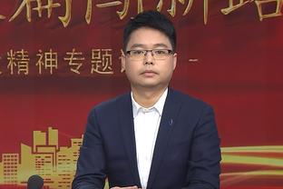 主场对阵辽宁！北京队总教练许利民训练时手拿笔记本来到替补席